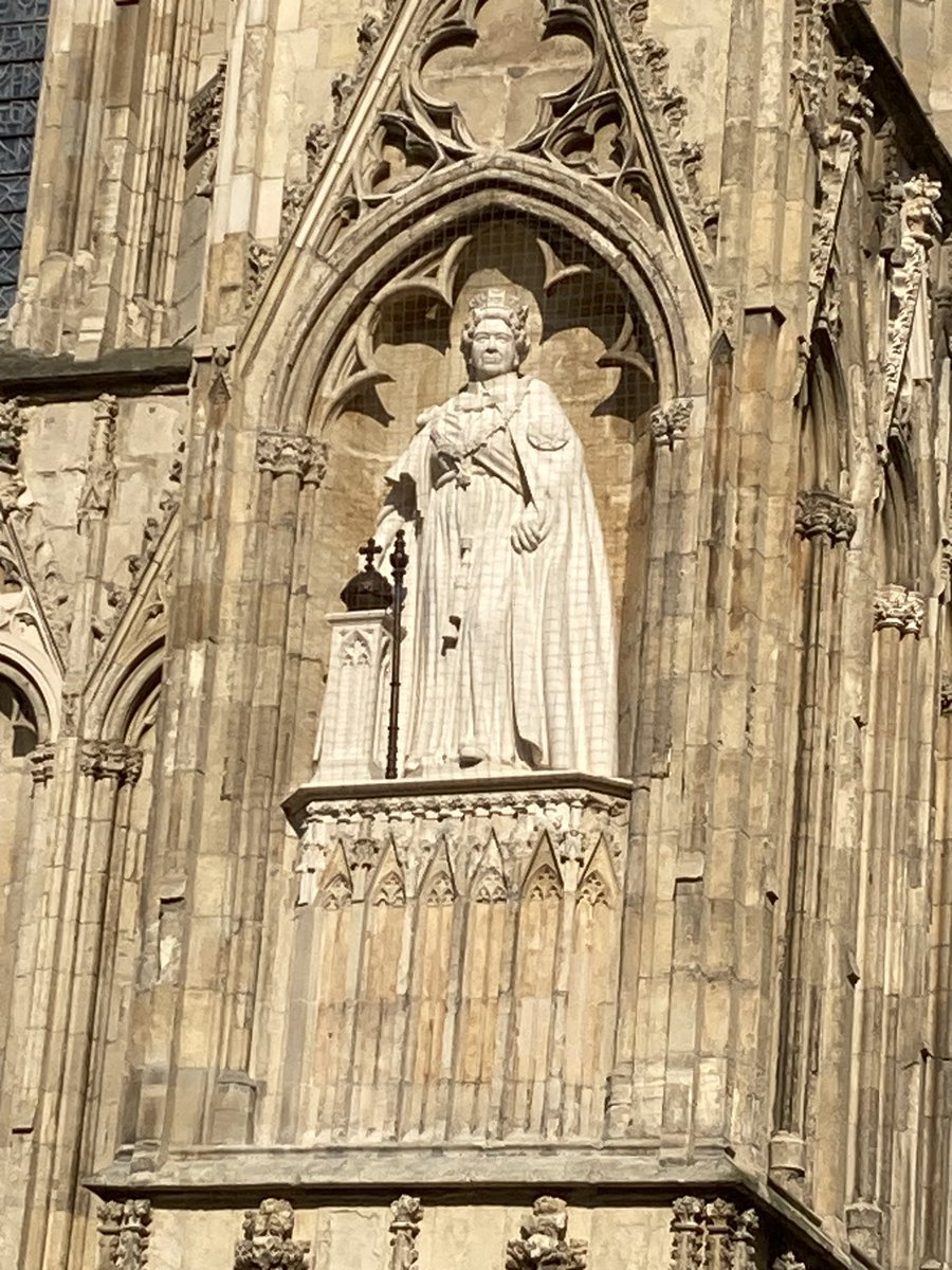 I was in York yesterday, it was nice to see that a statue of HM Queen Elizabeth now adorns the #York Minster