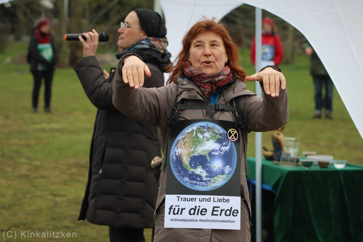 kinkalitzken's tweet image. Extinction Rebellion veranstaltete in #Berlin-Mitte die wahrscheinlich langsamste Demo der Stadt - mit thoughts &amp;amp; prayers wegen #Artensterben, sowie "Segnung" einer Petition, die wohl niemand annehmen wollte. #SpringRebellion #b1604