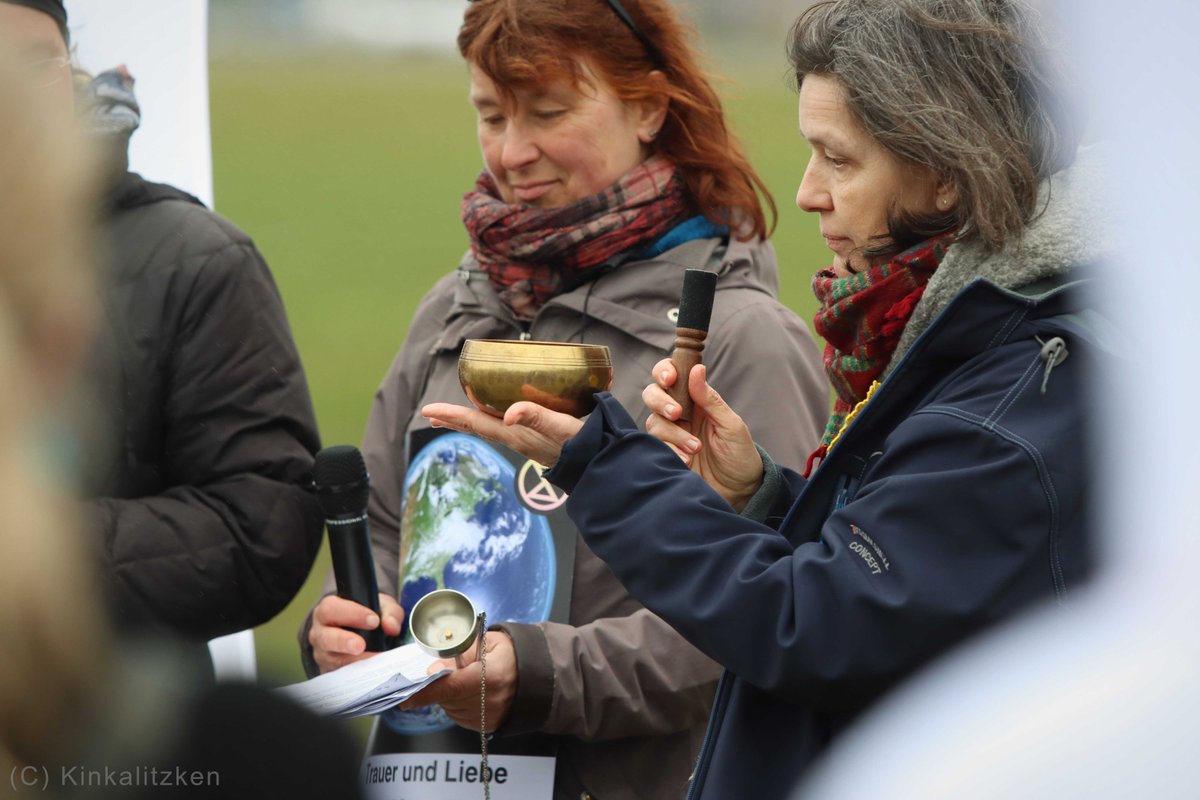 kinkalitzken's tweet image. Extinction Rebellion veranstaltete in #Berlin-Mitte die wahrscheinlich langsamste Demo der Stadt - mit thoughts &amp;amp; prayers wegen #Artensterben, sowie "Segnung" einer Petition, die wohl niemand annehmen wollte. #SpringRebellion #b1604