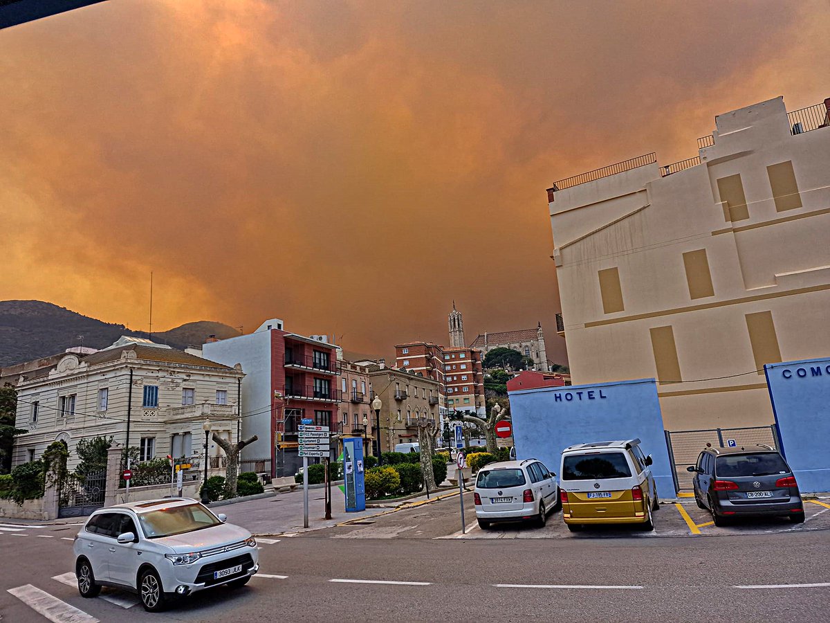 InfosFrancaises's tweet photo. INCENDIE / PYRÉNÉES-ORIENTALES : Plus de 700 hectares parcourus par les flammes. La ville de #Cerbère est privée d'électricité. Deux maisons ont été touchées (L'Indépendant). https://t.co/7TFxx0P61T