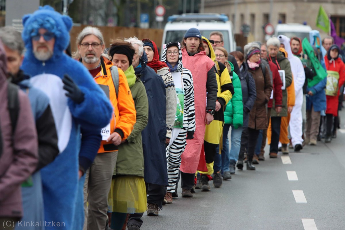 kinkalitzken's tweet image. Extinction Rebellion veranstaltete in #Berlin-Mitte die wahrscheinlich langsamste Demo der Stadt - mit thoughts &amp;amp; prayers wegen #Artensterben, sowie "Segnung" einer Petition, die wohl niemand annehmen wollte. #SpringRebellion #b1604
