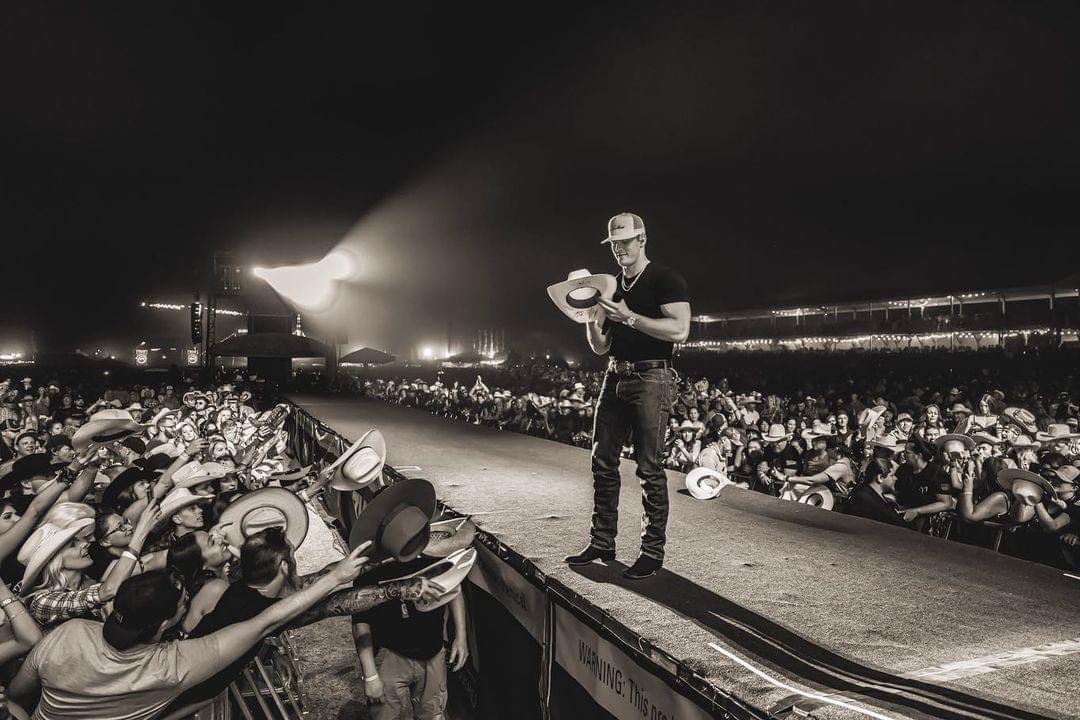 ParkerMcCollum's tweet photo. Drifter can ya make folks cry when you play and sing? https://t.co/bMjoiG2hAh