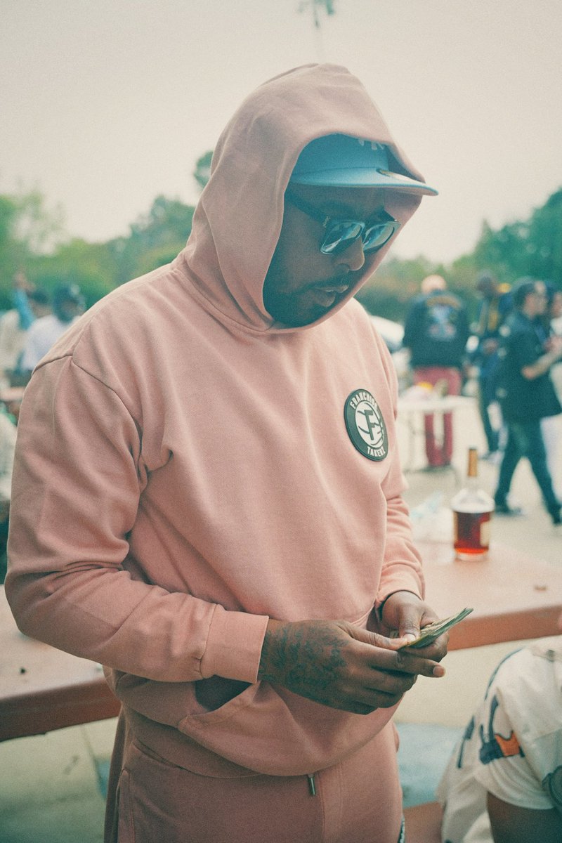 _tinygun_'s tweet photo. PUT ME ANYWHERE ON GODS GREEN EARTH IMA TRIPLE MY WORTH. 🍀🥇 #TinyGun 4/22 🗓️ https://t.co/pDEBHDTyVT