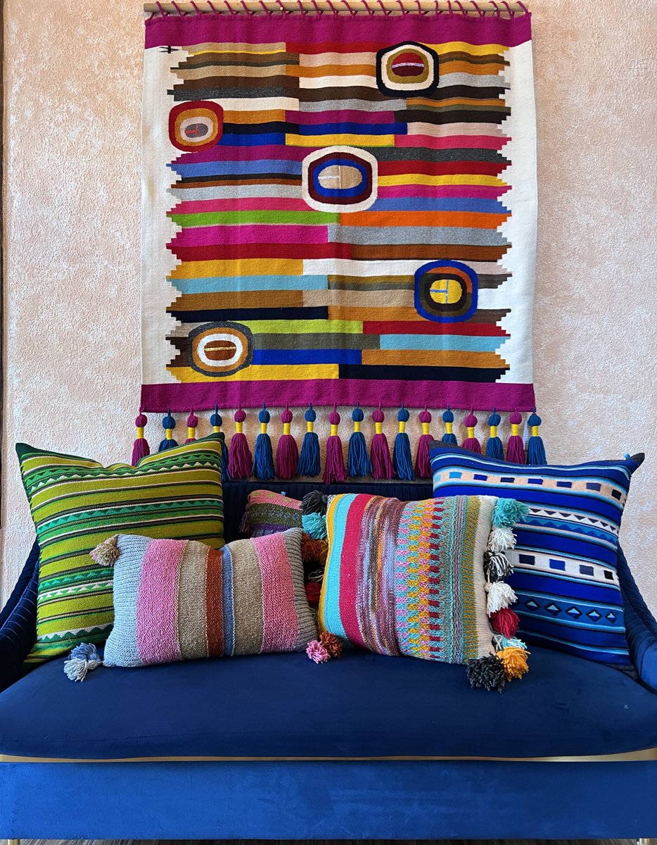 El tapiz Bolas y nuestros cojines de lana de oveja tejidos a mano y en telar, tienen algo en común: siempre causa una sensación gustosa verlos decorando los espacios. 

Suavecitos, coloridos y listos para hacer feliz a toda la familia… e invitados.