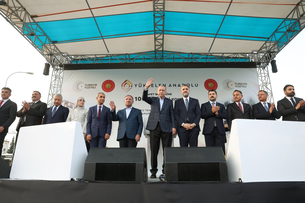 Akparti's tweet photo. Cumhurbaşkanımız Recep Tayyip Erdoğan, Şanlıurfa 897 Afet Konutu Temel Atma ve 659 Konut, 61 Dükkan Anahtar Teslim Töreni'ne katıldı. https://t.co/ocPvgPTQ2o