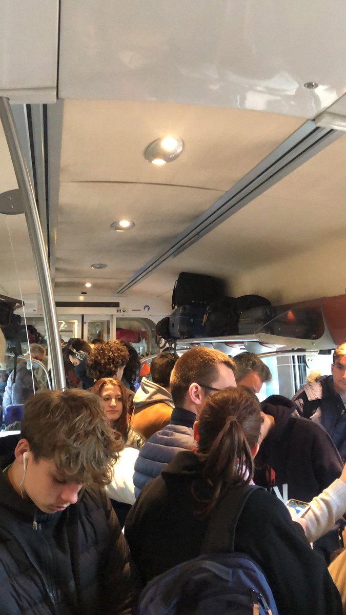 aure_deudon's tweet photo. @TER_SNCF @SNCFVoyageurs @ConnectGares Sérieusement ? Chacune de ces personnes a payé 28€ pour 1:15 de trajet entre Joigny et Paris dans des conditions lamentables . C’est indigne , et c’est TOUS les dimanches …
Vous prévoyez quoi sur cette ligne ? @bfc_region https://t.co/3opQDX6ADm