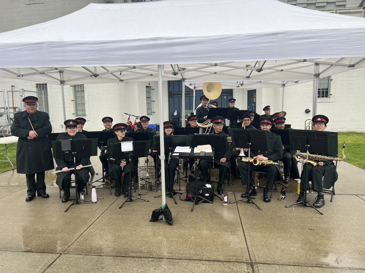 BCRegimentBand's tweet photo. Good morning, #Vancouver! We’re playing for the @VancouverSunRun at the south side of the Burrard Bridge https://t.co/mOdVueqPpi