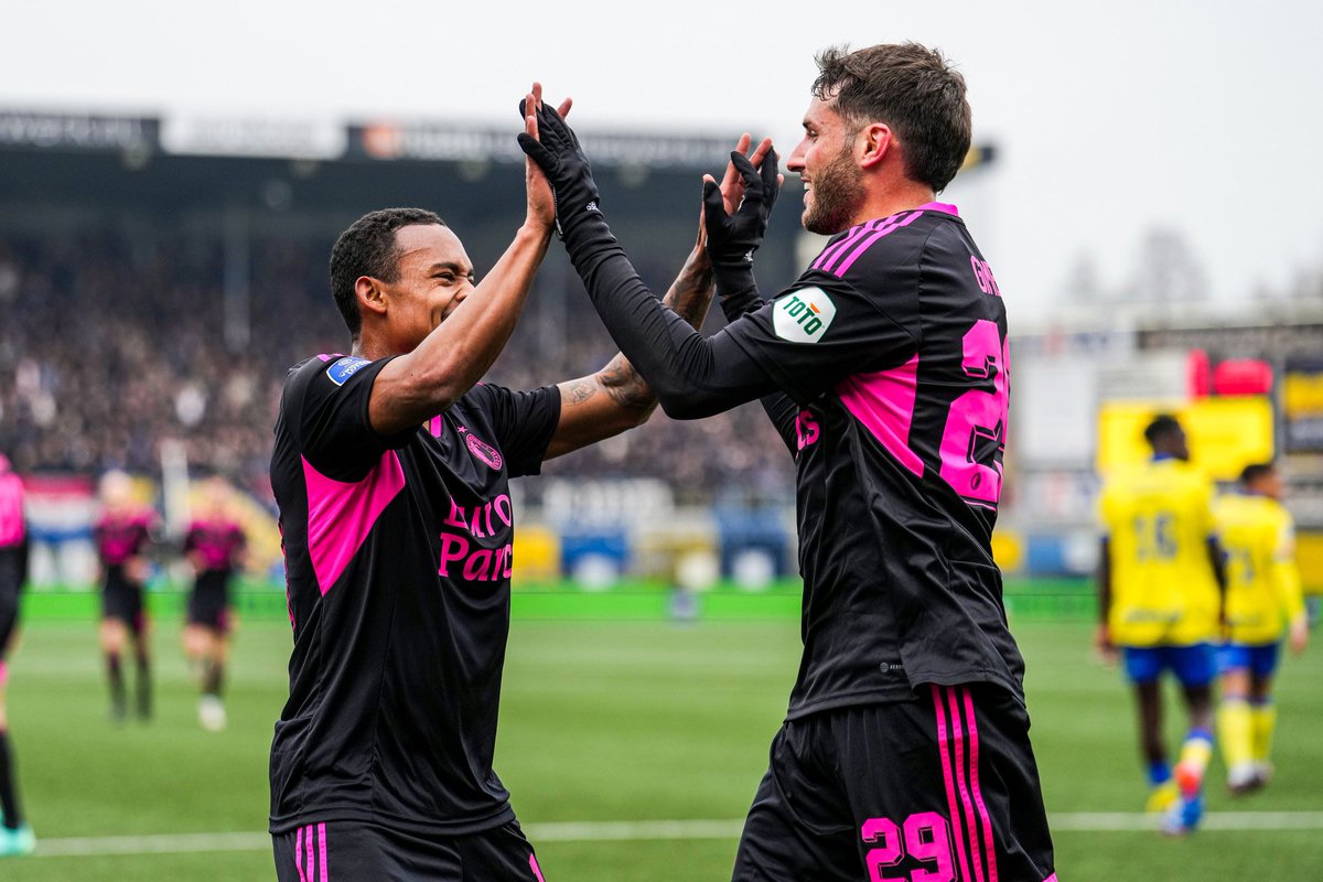 DeportesMexa's tweet photo. Feyenoord de la mano de Santiago Giménez se lleva un triunfo aplastante 0-3 en casa del SC Cambuur, el mexicano abre el marcador en el primer tiempo #eredivisie https://t.co/ydE3zbixfD