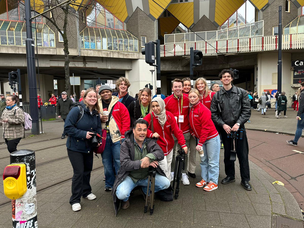 Thomasz74's tweet photo. De kwf jongerenredactie bij de #nnmarathonrotterdam jonge talenten dragen bij aan de boodschap van #kwf https://t.co/gqXzevGIT1