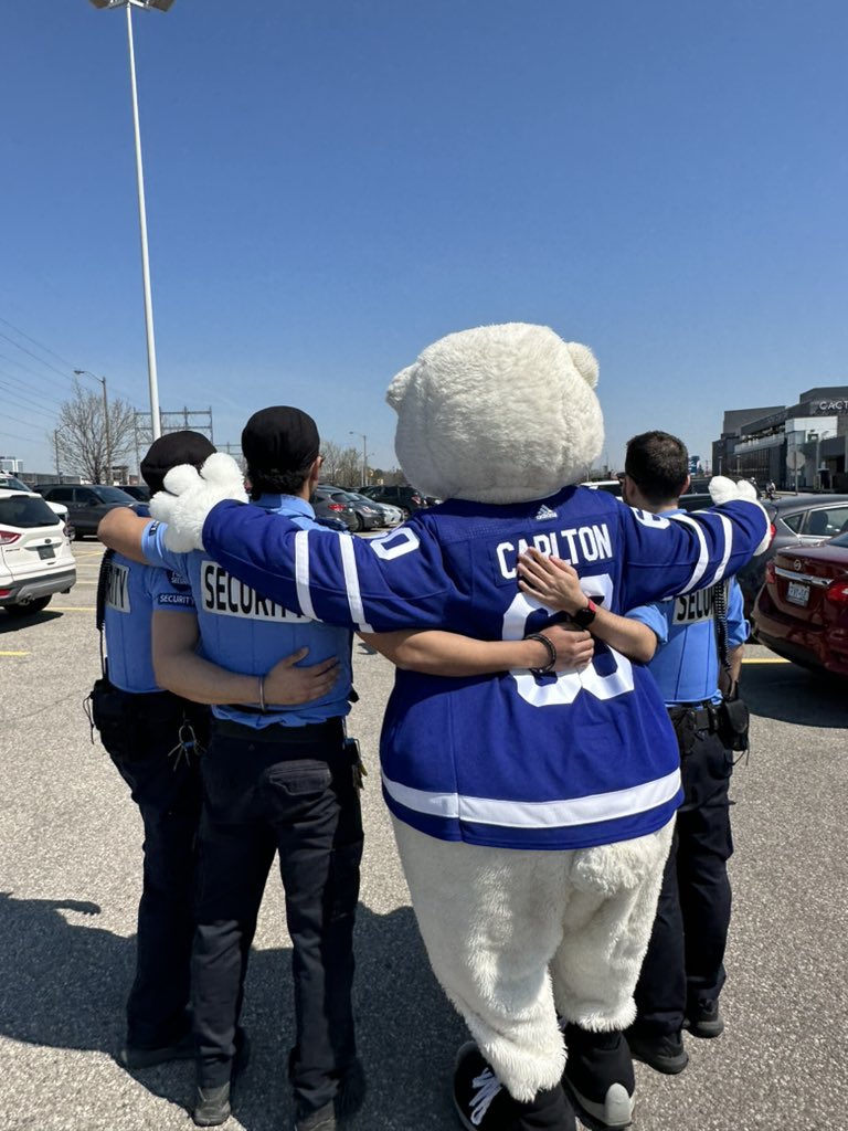 TheFordFANatic's tweet photo. Security team on point 💙🐻‍❄️ https://t.co/FFjICJRQKQ
