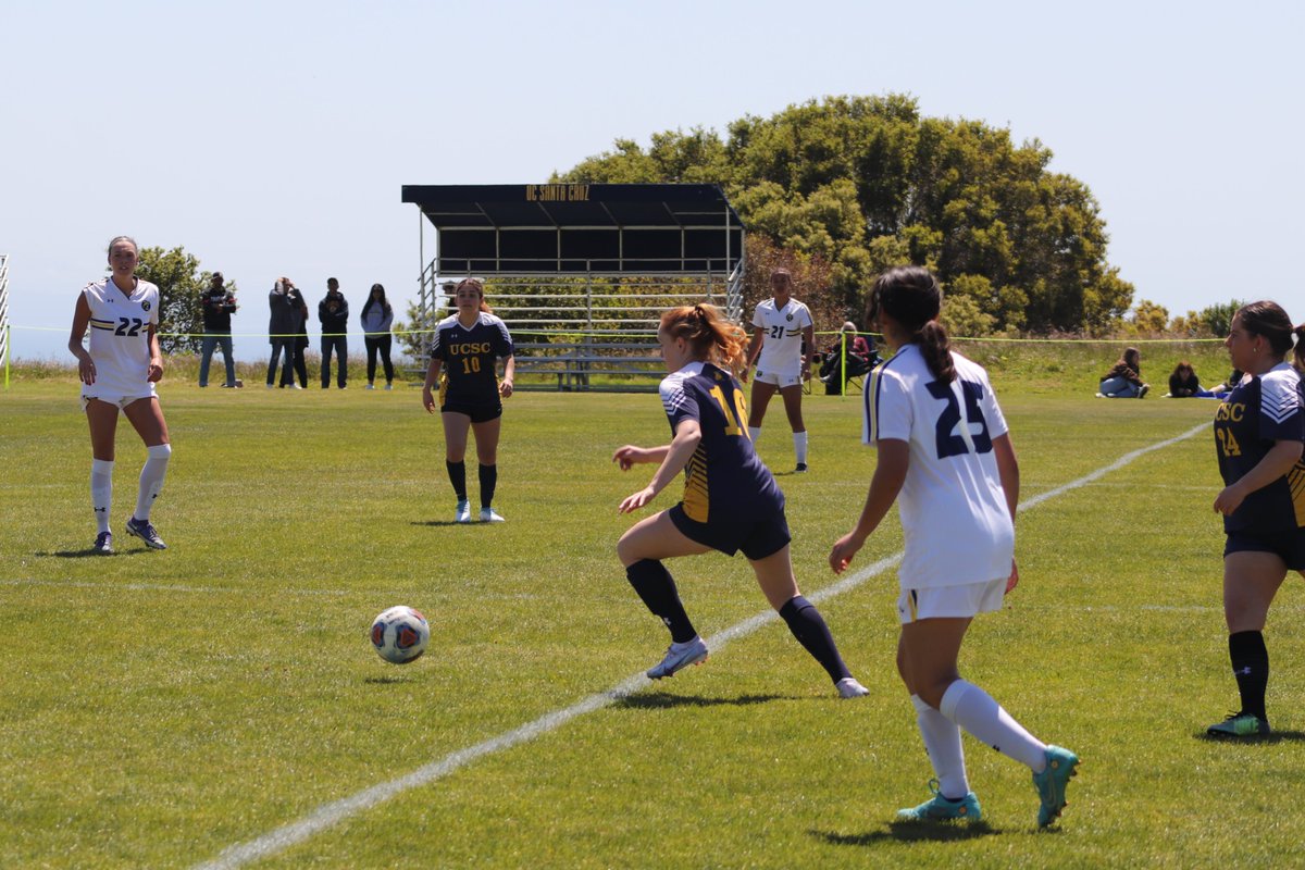 UCSCAthletics's tweet photo. Thanks to all our @UCSCWSoccer alumnae who laced up the boots, came out and made our annual Alumni Game a rooting success
#goslugs #whyD3 https://t.co/Hcb3Ktrfkk