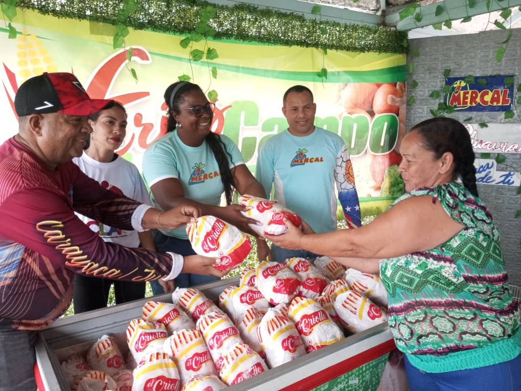 #LaGuaira || @MercalOficial, a través de las Ferias del Campo Soberano y la organización de 11 Clap, beneficiando a las familias de la Base de Misiones Socialistas 'Los Cedritos' en la zona rural de la parroquia Carayaca. #JusticiaYPaz