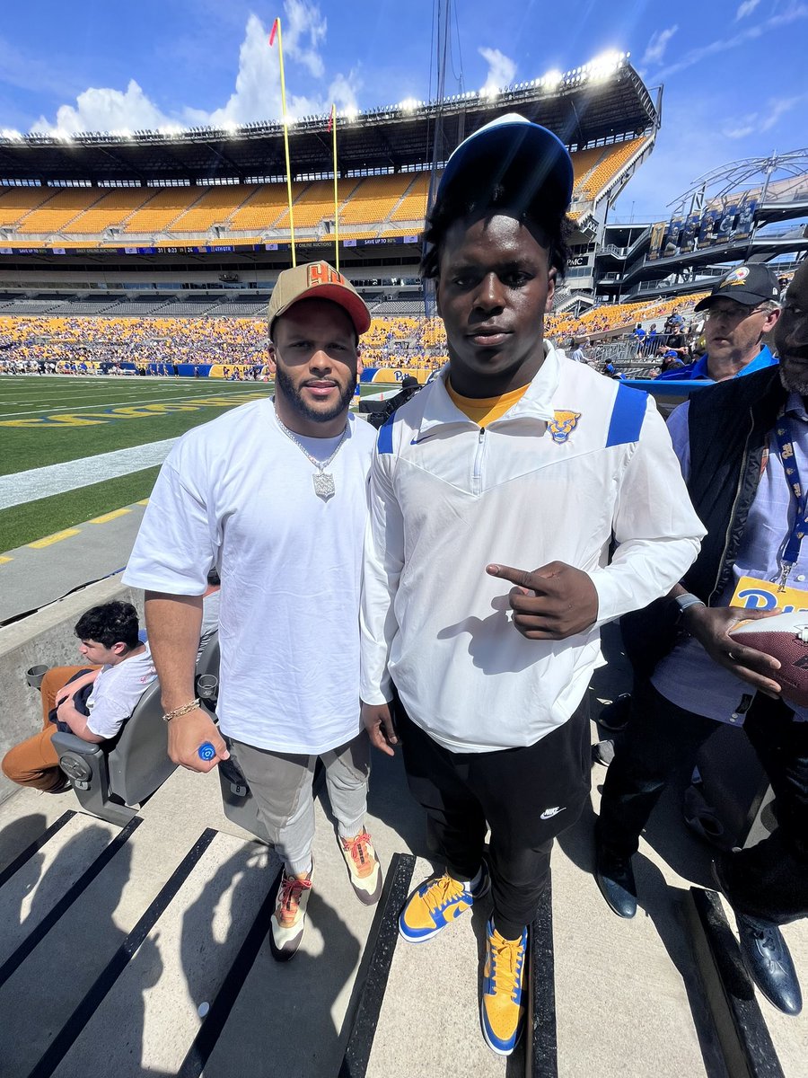 jahwhitt's tweet photo. 3-4 years this pic will be history 💙💛💙💛 QBK’s https://t.co/gGxEzGZBnw