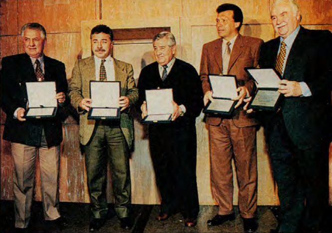 histocolocolo's tweet photo. Leonal Sánchez, Carlos Caszely, Cua Cua Hormazábal, Elías Figueroa y Sergio Livingstone distinguidos en 1996 por la desaparecida revista Don Balón como los mejores futbolistas chilenos de todos los tiempos.  ¿Qué tienen en común?  Todos jugaron por Colo-Colo. https://t.co/4WAtvdajNK