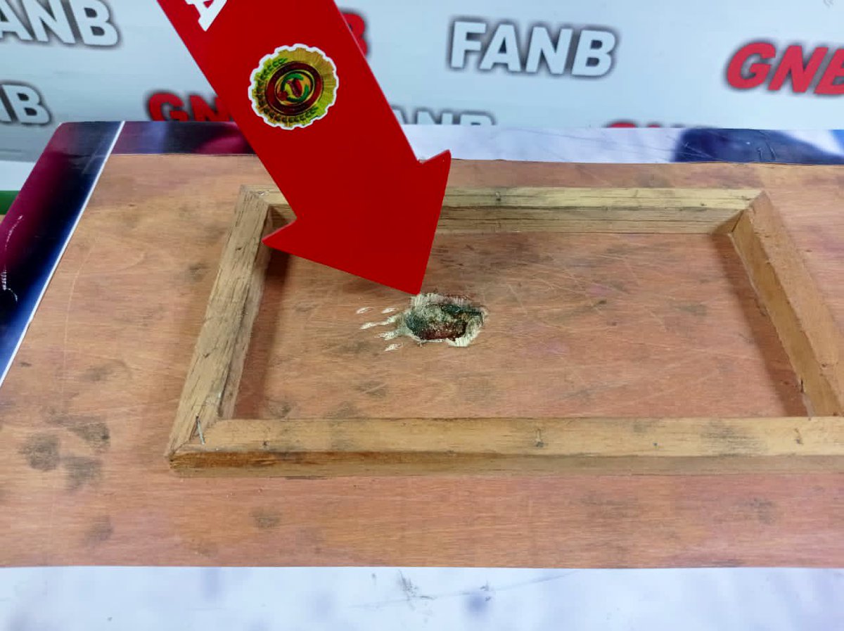 dhernandezlarez's tweet photo. #FANB incauta 5,400 kg de cocaína impregnados en tres cuadros de madera, durante revisión de encomienda en el Aeropuerto Internacional de Maiquetia "Simón Bolívar" que tenían como destino los Países Bajos. El procedimiento fue puesto a orden del Ministerio Público.
#EscudoBolivariano2023