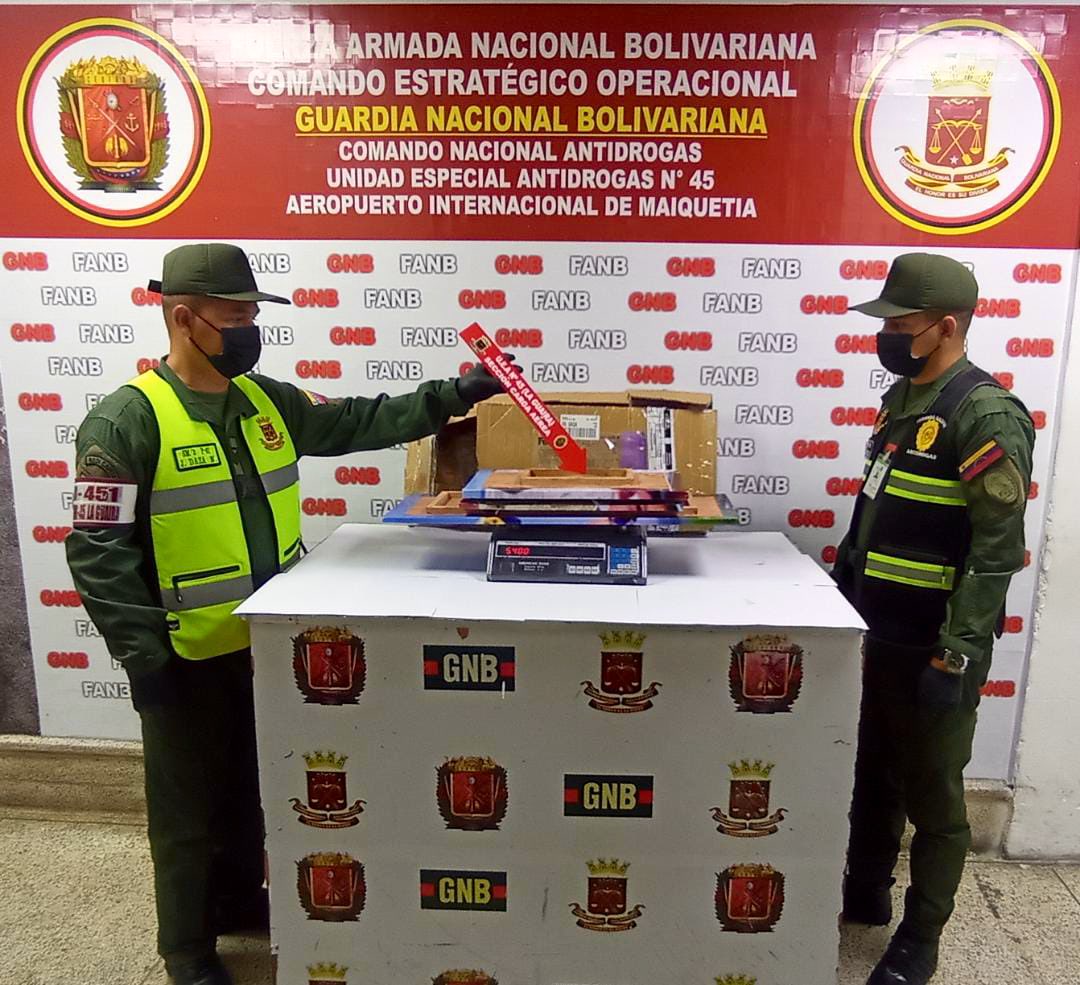 dhernandezlarez's tweet photo. #FANB incauta 5,400 kg de cocaína impregnados en tres cuadros de madera, durante revisión de encomienda en el Aeropuerto Internacional de Maiquetia "Simón Bolívar" que tenían como destino los Países Bajos. El procedimiento fue puesto a orden del Ministerio Público.
#EscudoBolivariano2023