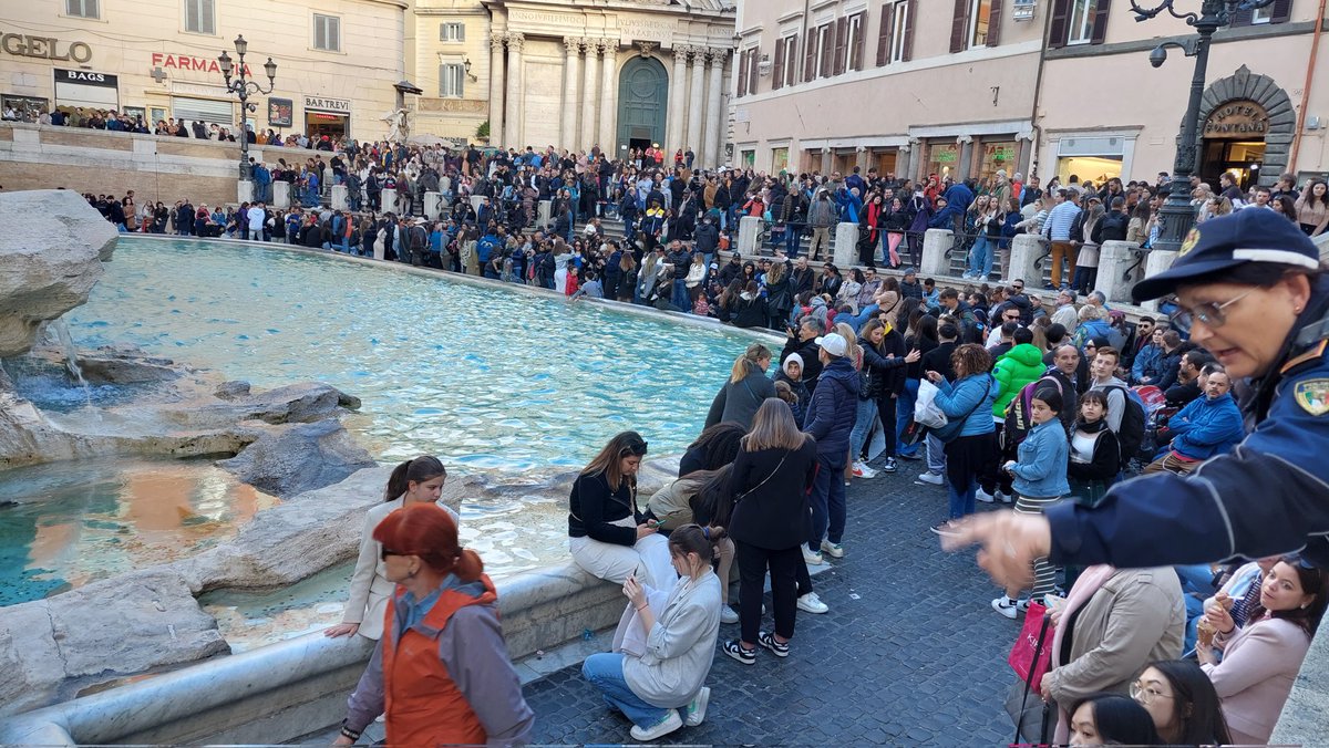 MJBroersma's tweet photo. Fieldwork at the Trevi fountain #datawalking #Rome https://t.co/GIYoDRbQm2