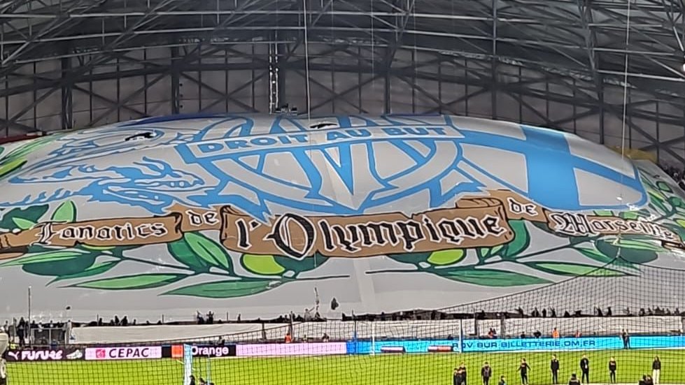 louis_seba's tweet photo. Tout comme le fait d'écrire "Fanatics de l'Olympique de Marseille" est fondamental et non pas "Fanatics-Olympique de Marseille". Cela signifie que les deux entités sont liés, mais l'une est au service de l'autre. Le diable, ou plutôt le dragon, se cache dans les détails. https://t.co/PBF5y8CO0N