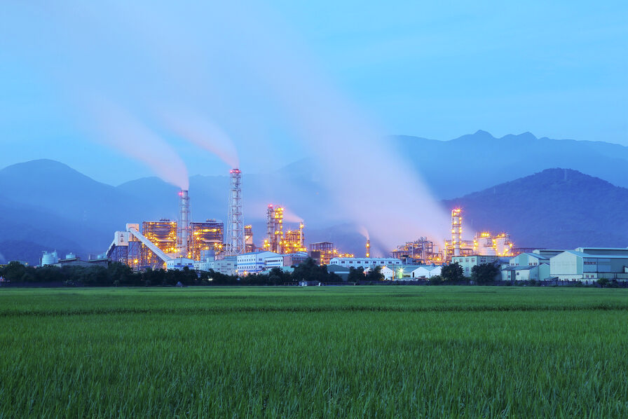 🔴la France a atteint ses objectifs de baisse des émissions de CO2 en 2022 :

➡️Elles ont baissé de 2,5 % pour atteindre un niveau estimé à 408mT eqCO2.

➡️Vs. 2019, la baisse des émissions de gaz à effet de serre atteint 6,2 %, en ligne avec les objectifs annuels de sa SNBC