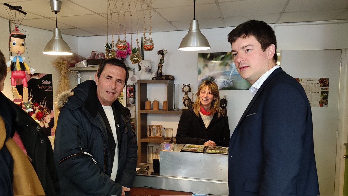 T_Houssin's tweet photo. 🏪 Avec la @artisanat27, nous sommes allés à la rencontre des commerçants du centre-ville de #Charleval.
Nous avons pu échanger sur les difficultés de recrut*
et la ↘️ du PdA, mais aussi sur les perspectives liées au marché de la réparation ou sur la transmission des commerces. https://t.co/bLB1SUDTJ4