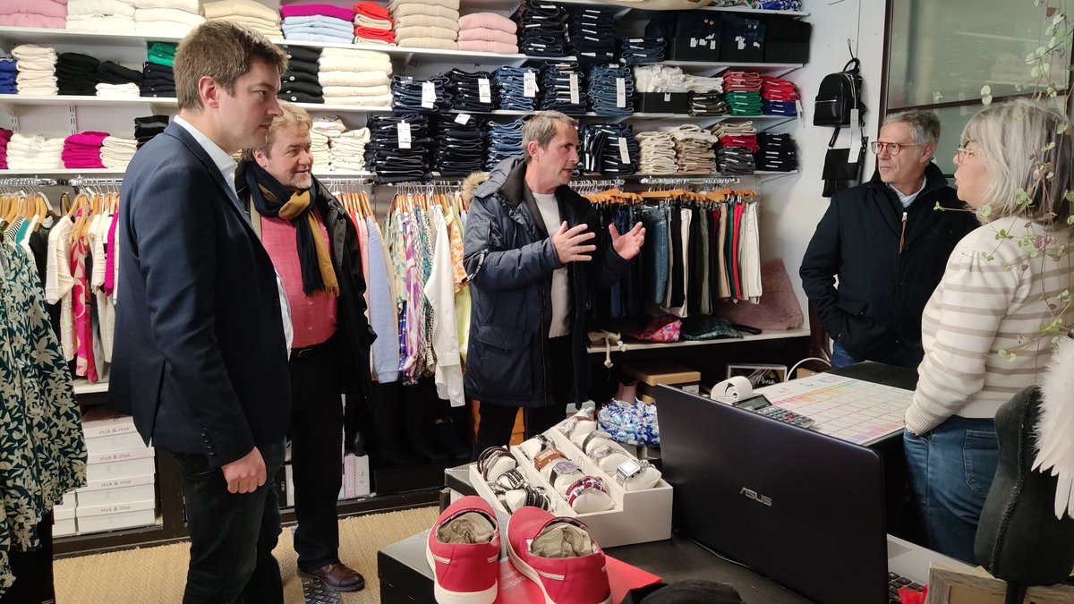 T_Houssin's tweet photo. 🏪 Avec la @artisanat27, nous sommes allés à la rencontre des commerçants du centre-ville de #Charleval.
Nous avons pu échanger sur les difficultés de recrut*
et la ↘️ du PdA, mais aussi sur les perspectives liées au marché de la réparation ou sur la transmission des commerces. https://t.co/bLB1SUDTJ4