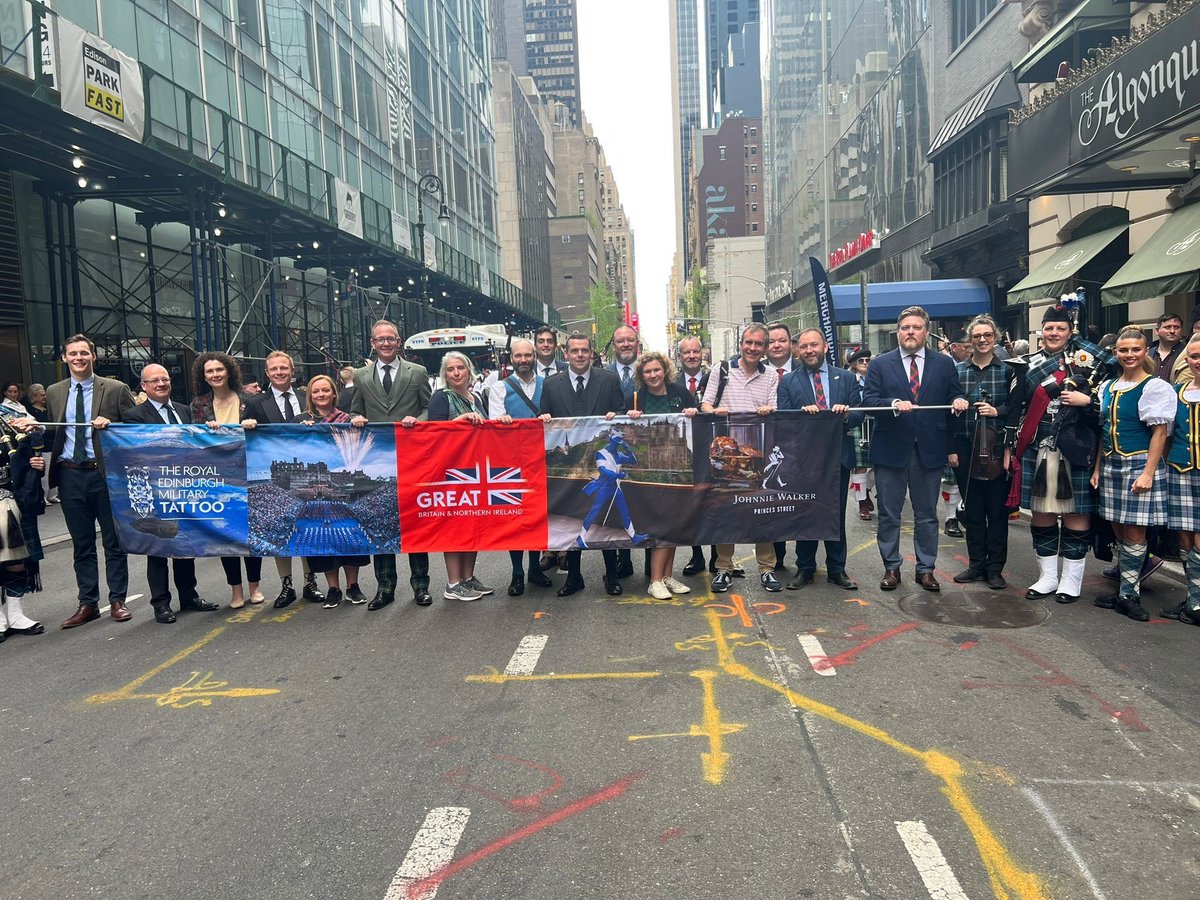 Absolutely fucking mockery that a banner with the butchers apron is being displayed in #TartanDayParade , whilst Scotland's so-called representatives, the snp, look on. 

Get that tae fuck! 😤