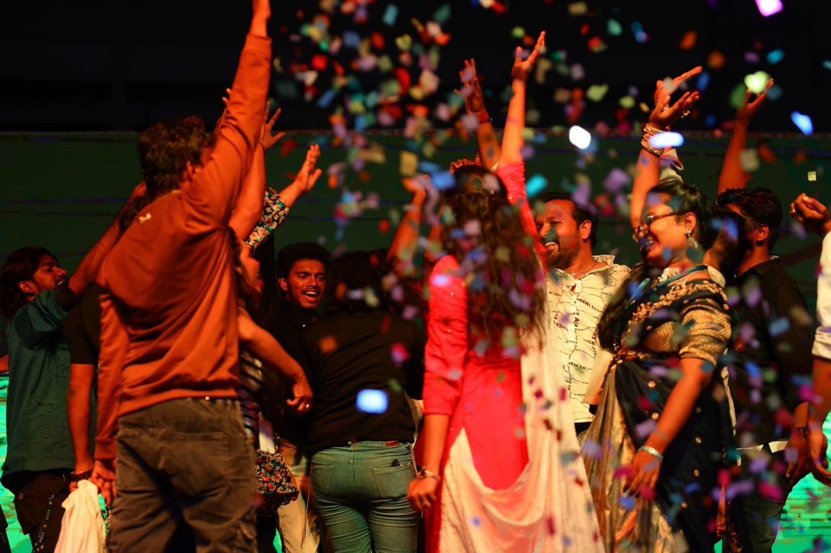 ksrmceofficial's tweet photo. It's a colourful night with a number of dances in different genres
#SivanandaSmaranam2k23 #konnect2k23 #ksnrtrophy2k23 #kultural2k23 #statelevelfest #ksrm #ksrmce #klm #kandulagroups #engineering #kadapa #ksnr #SivanandaSmaranam #sivanandareddy #kandulasivanandareddy #ksnrliveson https://t.co/AYqVTY5Dee