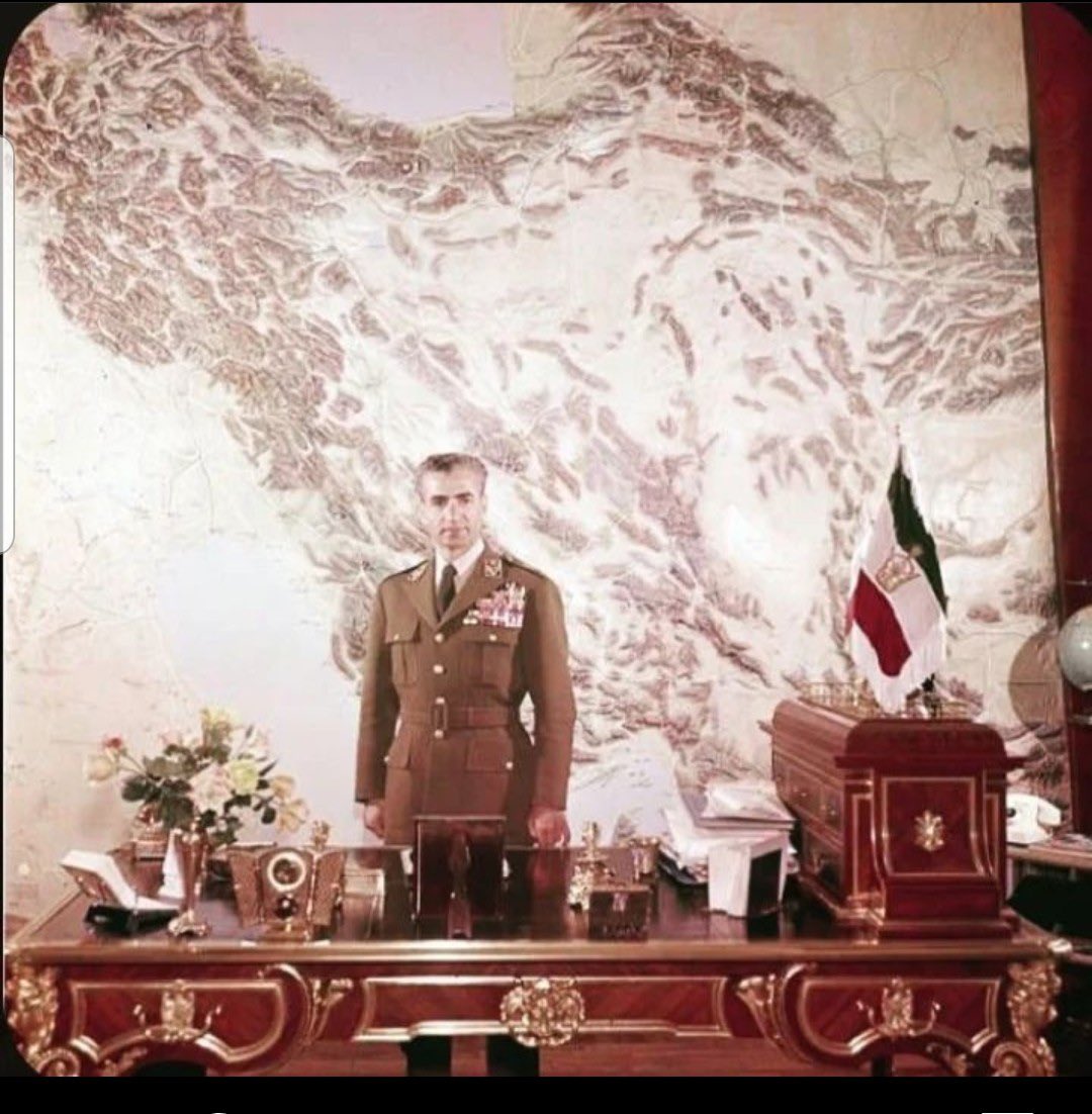 kaykhosrow5's tweet photo. عهدِ اَلَستِ من همه با عشقِ شاه بود
وَز شاهراهِ عمر، بدین عهد بگذرم
#جاویدشاه https://t.co/3axvqd9FuH
