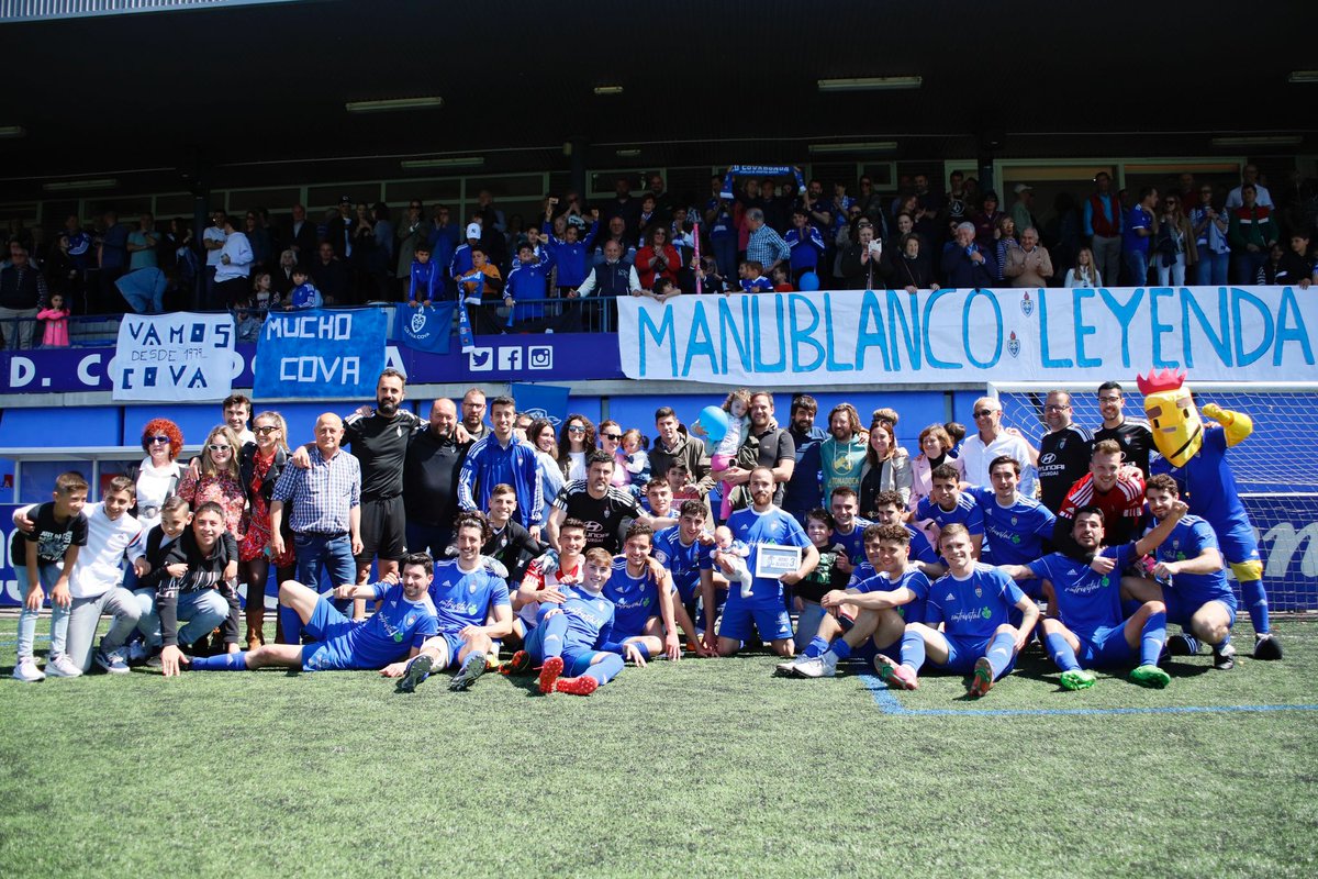 CDCovadonga's tweet photo. 💙Manu Blanco: LEYENDA.
Último encuentro del Capitán en el Álvarez Rabanal.
El presidente Marcos Sánchez entregó a @ManuWhite_ el brazalete de ©️ al 3️⃣ del Cova.
📸Tributo de su familia, afición y equipo.
#CDCovadonga https://t.co/BI02G8UJqV