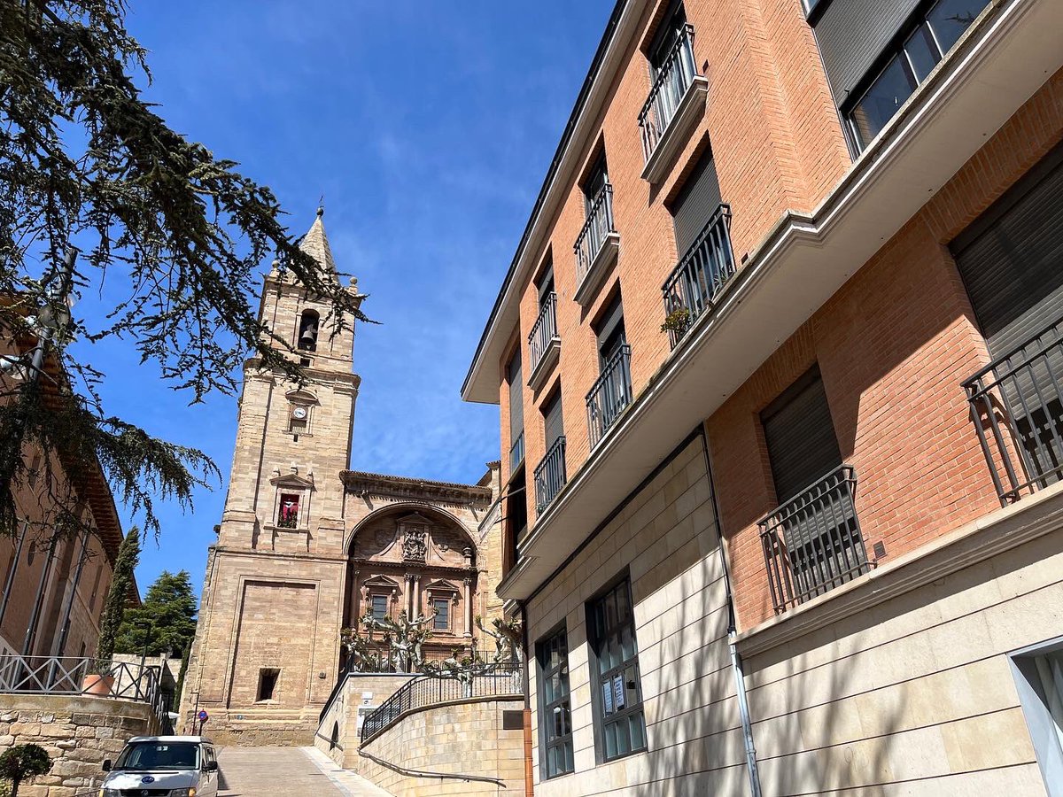 Pilgerurlaub's tweet photo. Logroño - Navarette, nur 13km, dafür heute in tierischer Begleitung! #pilgern #jakobsweg #pilgernmithund https://t.co/ntYc2o08Bq