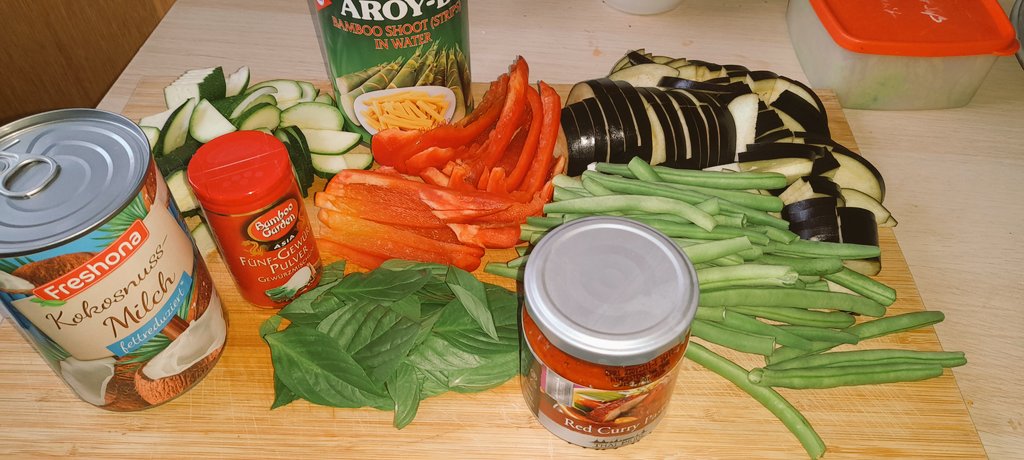 THerzlieb's tweet photo. Gemüse geschnippelt für das Thai Curry heute Abend. Werde es nicht ganz so scharf machen indem ich  Erdnusspaste mit rein gebe. Ansonsten nur Gemüse, Thai Basilikum, rote Currypaste und five spices. 

#vegan
#timkocht
#dasperfektedinner https://t.co/zSiQR9tY3b