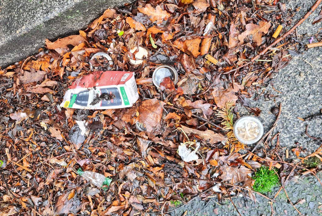 upanddaun's tweet photo. Warum ist es so verdammt schwer, #Abfälle im Mülleimer zu entsorgen? Es gibt sie beinahe an jeder Straßenecke. Wir können etwas dagegen tun. Startet doch mal eine Müllsammelaktion! Aber noch besser ist es, #Verpackungsmüll gleich beim Einkaufen zu vermeiden. #Umweltverschmutzung https://t.co/xyULalLPJi