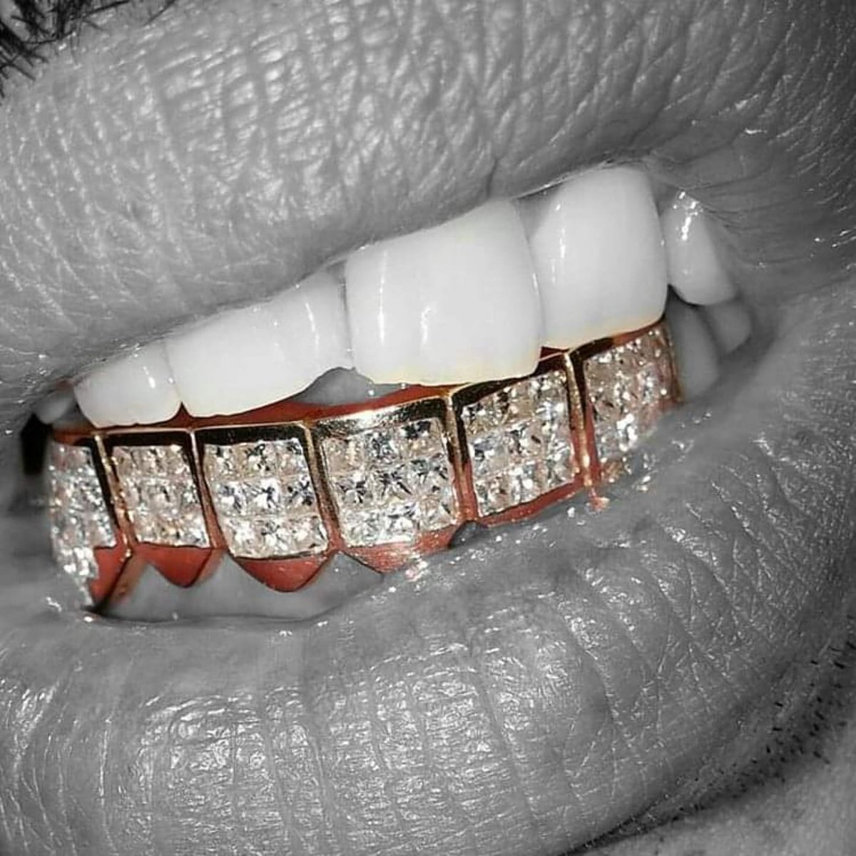Kingdavid4real_'s tweet photo. Ask about special on vs diamonds pullouts Diamond 💎💦 teeth and Gold teeth ( pull out ,10k,14k,18k, 22k gold teeth, and custom jewelry 👑 #goldteeth #goldgrillz #diamondteeth #grillz #diamonds #diamondgrills #vvs #GoldKilos #Lordstyle #vs #si #diamondgrillz #diamondsdancing https://t.co/hEm1Ev4IYJ