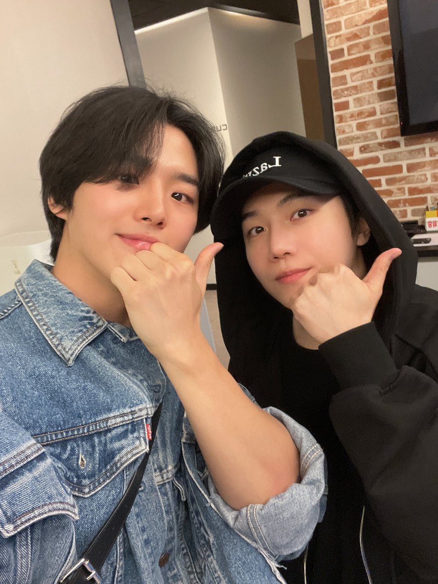 adachiiverse's tweet photo. happy birthday to my birthday twins <3 https://t.co/qTRXv8DI49