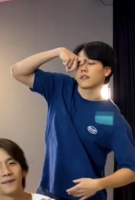 ywxdawn's tweet photo. ใช่ค่ะ มันคือท่าเดียวกันแต่เหมือนเต้นกันคนละมัลติเวิร์ส😂

#multiversechallenge
#YWPBFMinVietNam 
#yinyin_anw #warwanarat 
#anotherboytj #bonnadol https://t.co/9SyFilOnVq