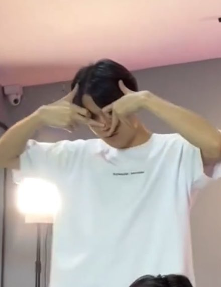 ywxdawn's tweet photo. ใช่ค่ะ มันคือท่าเดียวกันแต่เหมือนเต้นกันคนละมัลติเวิร์ส😂

#multiversechallenge
#YWPBFMinVietNam 
#yinyin_anw #warwanarat 
#anotherboytj #bonnadol https://t.co/9SyFilOnVq