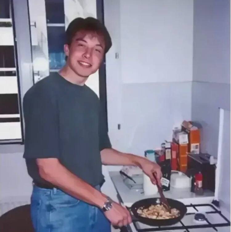 This is a photo of Musk cooking in the 90s,
Who would have thought decades later
He can become the richest man in the world with a worth of 289 billion US dollars!
Musk is considered to be the most handsome person among the rich.🙋‍♀️🚀