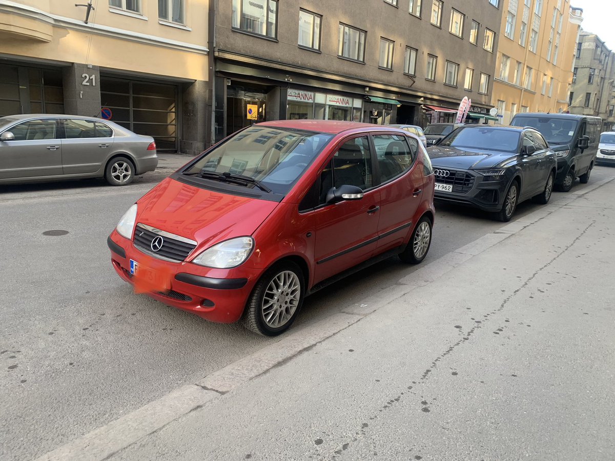 JonneLuomala's tweet photo. Postaus aristokraattisesta britistä sai aikaan sympaattista pöhinää. Voin myös todeta hyvällä mielellä käyneeni Lidlissä Mersulla jota muutenkin käytän usein työmatkakulkineena sulassa sovussa HSL:n kanssa. #mercedes #klassikko #hsl #lidl #miesoletettu https://t.co/tvOwF3y8Vt