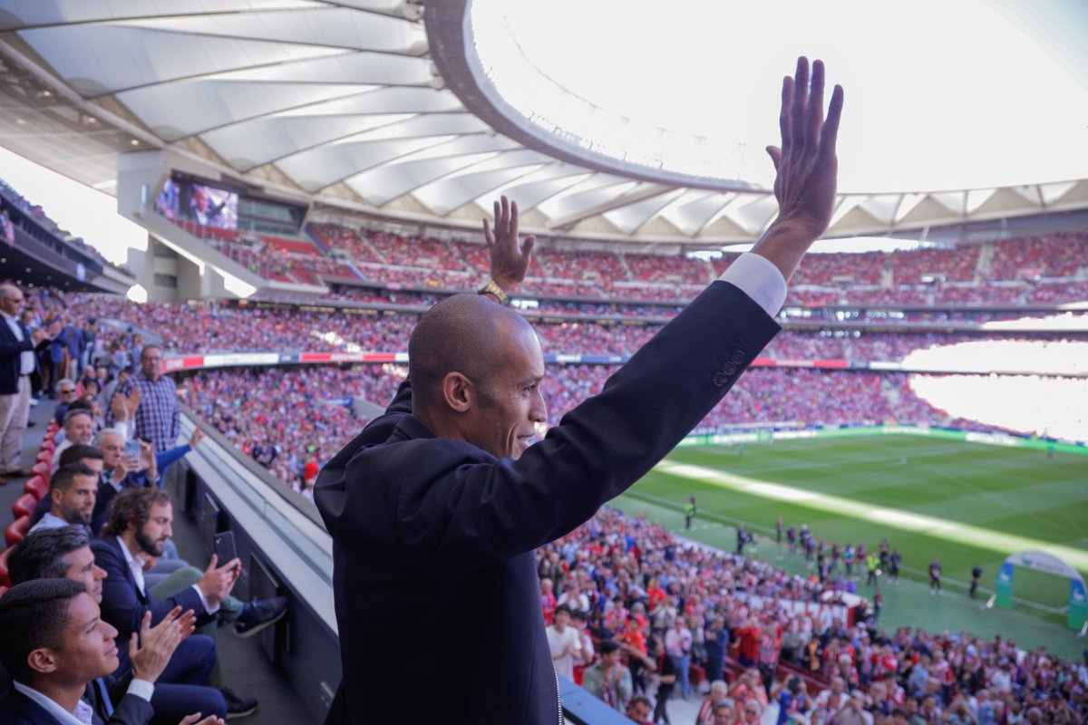 Atleti's tweet photo. 🗣️ ¡Miranda, aleeeee aleeee! 🎶

¡El Cívitas @Metropolitano rindió homenaje a nuestra leyenda @Miranda023 tras anunciar su retirada del fútbol! ❤️🤍 https://t.co/QFPWc07PvM