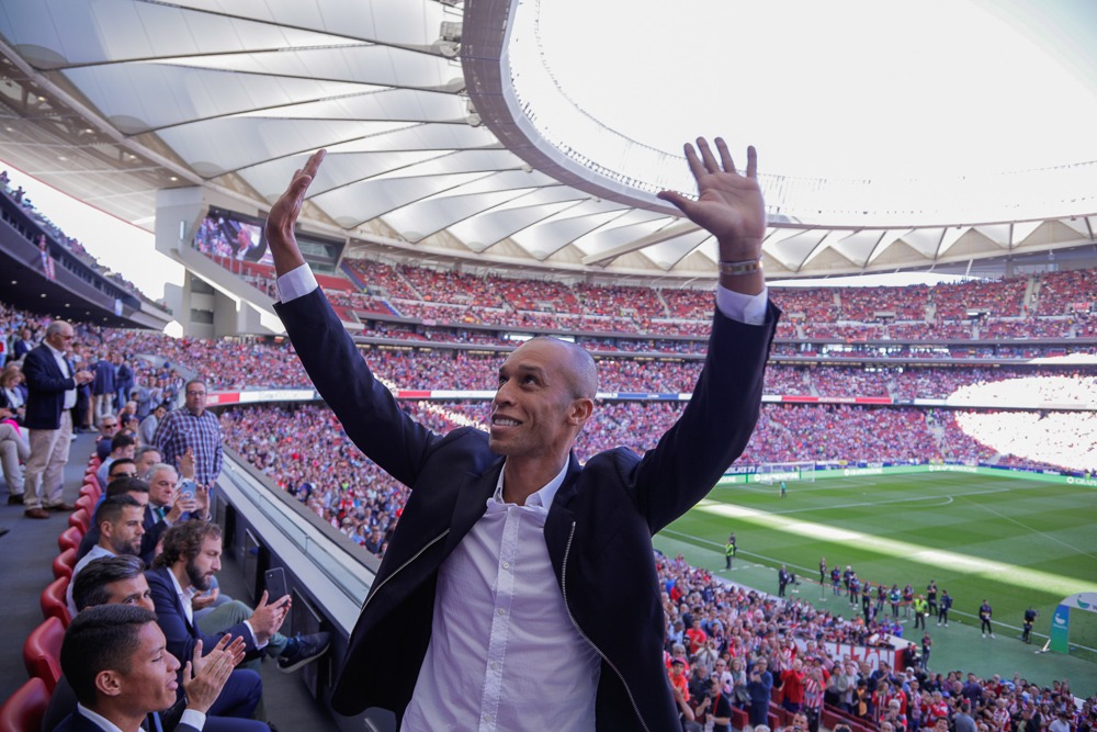 Atleti's tweet photo. 🗣️ ¡Miranda, aleeeee aleeee! 🎶

¡El Cívitas @Metropolitano rindió homenaje a nuestra leyenda @Miranda023 tras anunciar su retirada del fútbol! ❤️🤍 https://t.co/QFPWc07PvM