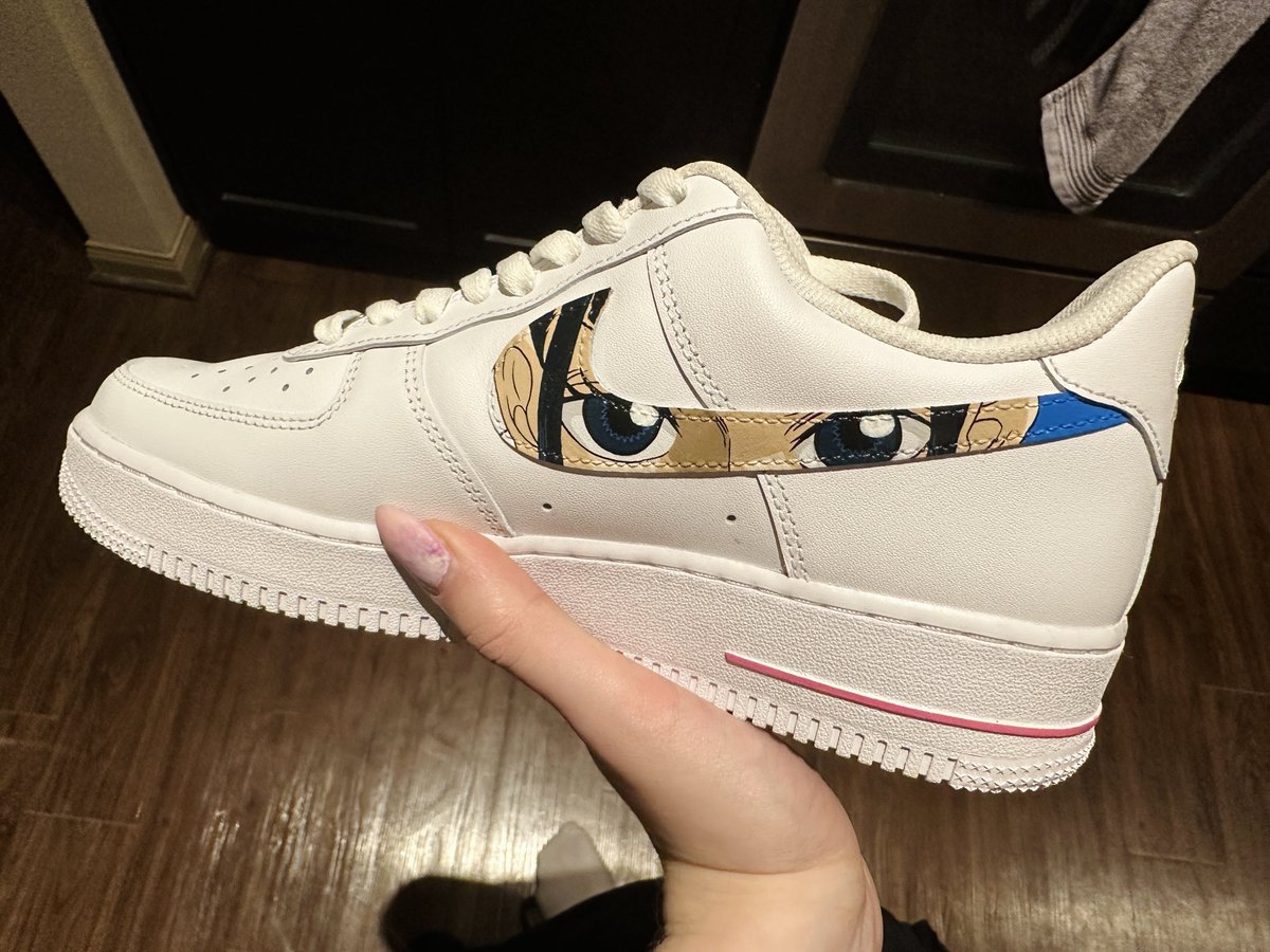 Bloody's tweet photo. I JUST GOT THE COOLEST NEW SHOES I HAVE EVER OWNED AHHHH

thank you so much @rxshcustoms for HAND PAINTING some of my FAVORITE One Piece characters onto these!!

I’m so happy 🥹💖🤍💙 https://t.co/Dt2ujgN596