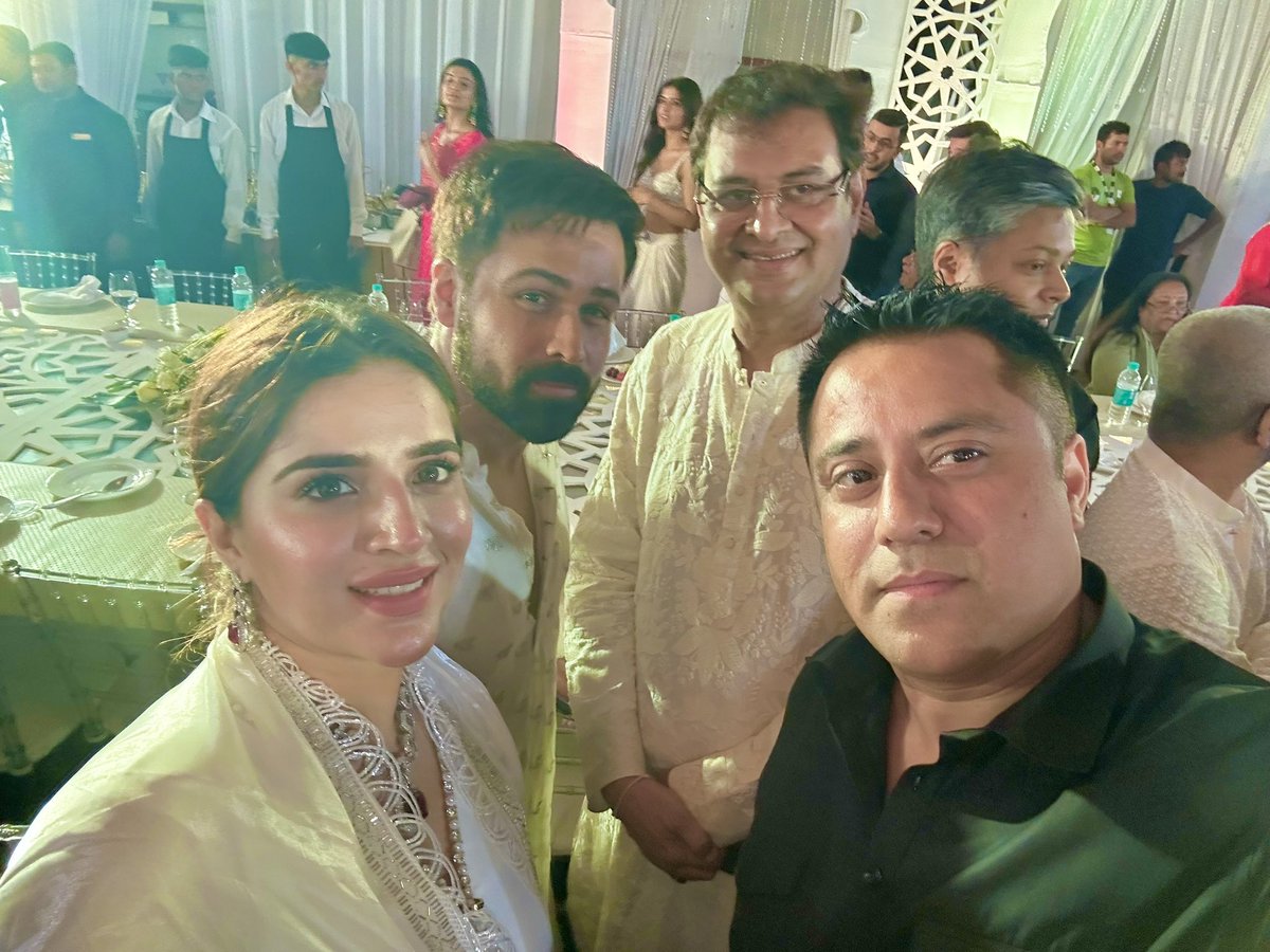 @EmraanHashmi with Rumi Jaffery, Waahiid Ali Khan and Shaista Ali Khan at @BabaSiddique's Iftar Party.

#EmraanHashmi #RumiJaffery #ShaistaAliKhan #WaahiidAliKhan #EmraaniansBD