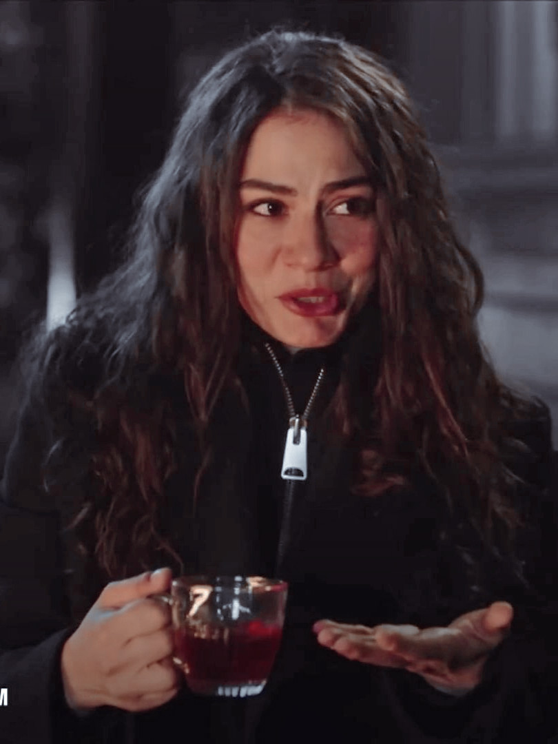 hourlydemet's tweet photo. 🍵 #DemetÖzdemir #AdımFarah #AdımFarahdizi #FarahErşadi https://t.co/rKlvDG4YWV