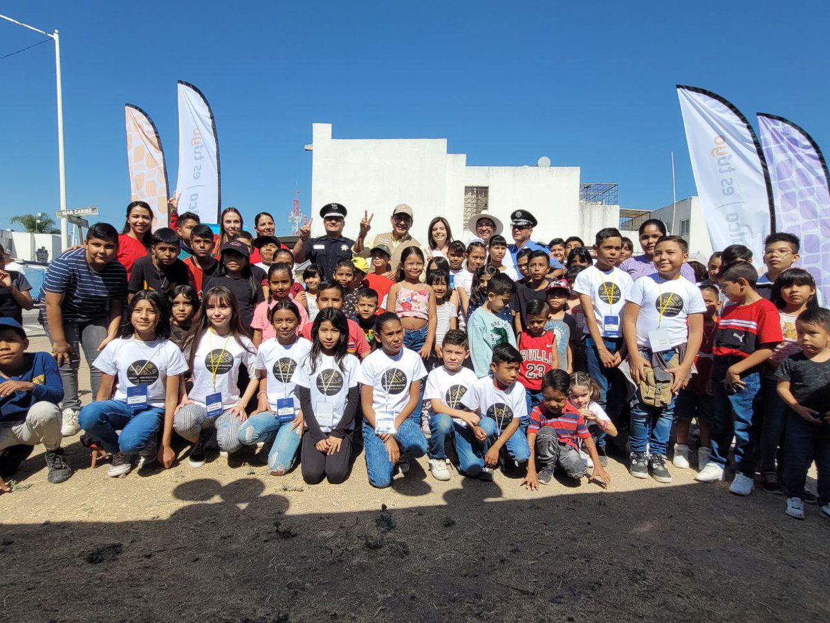 SalvadorZamoraZ's tweet photo. Estoy muy contento y lleno de orgullo porque les entregamos a 50 niños y niñas de Tlajo las playeras y gafetes que acreditan que forman parte del Escuadrón Rescate, en el que aprenderán a cuidar de los demás en situaciones de peligro o vulnerabilidad.  🚨👧🏾👦🏽 https://t.co/AZAR7kk6ky