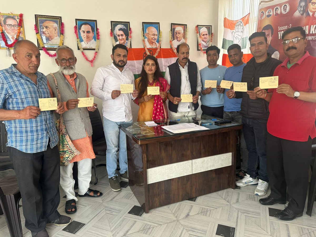 MeemanshaArya's tweet photo. #post_card_campaign
चमंपावत जिले मे कांग्रेस जिला अध्यक्ष पूरन कठायत जी और जिले के अन्य कांग्रेस एवं युवा कांग्रेस जनों के साथ मा प्रधानमंत्री जी को चिट्ठी लिखी।
@INCIndia @IYC @RahulGandhi @devendrayadvinc @Allavaru @srinivasiyc @IamYashpalArya @KapriBhuwan @ishitasedhaiyc https://t.co/Q4sFA3M7jg