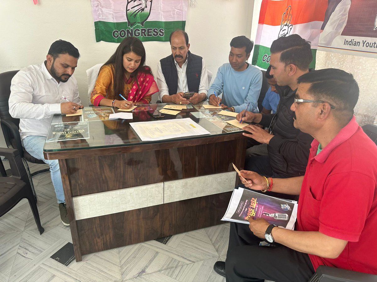 MeemanshaArya's tweet photo. #post_card_campaign
चमंपावत जिले मे कांग्रेस जिला अध्यक्ष पूरन कठायत जी और जिले के अन्य कांग्रेस एवं युवा कांग्रेस जनों के साथ मा प्रधानमंत्री जी को चिट्ठी लिखी।
@INCIndia @IYC @RahulGandhi @devendrayadvinc @Allavaru @srinivasiyc @IamYashpalArya @KapriBhuwan @ishitasedhaiyc https://t.co/Q4sFA3M7jg