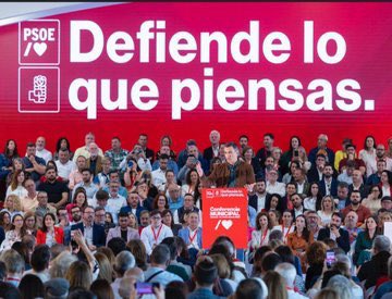 pspvprovalencia's tweet photo. Imágenes de la convención del @PSOE en #València con el anuncio de @sanchezcastejon de movilizar 50.000 viviendas de la Sareb para que su acceso sea un derecho y no un privilegio #DefiendeLoQuePiensas https://t.co/3sg9aDVswQ
