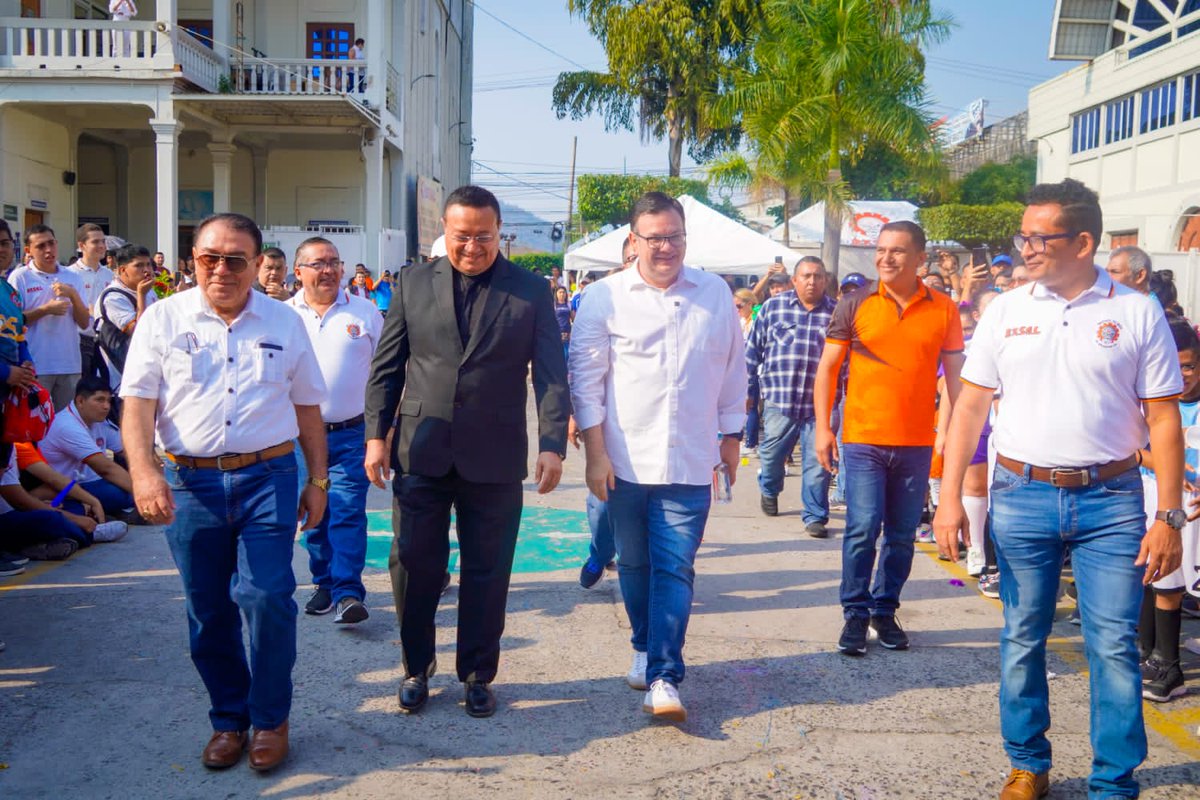 BancadaCyan's tweet photo. #TerritorioCyan | Nuestro jefe de Bancada, @ChrisGuevaraG, participó en la inauguración de los XXXIII juegos intramuros del Instituto Técnico #EXAL. https://t.co/uvYT3FCT7Y