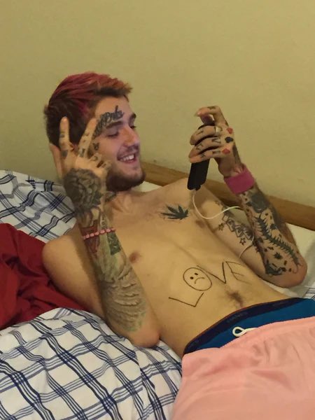 GETCAKEDlEYOUNG's tweet photo. Lil Peep in Pasadena, 2016 💓 https://t.co/kbu1qqcj9r