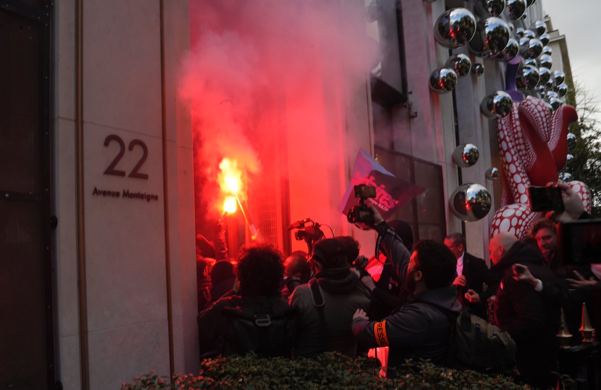 BitcoinNewsCom's tweet photo. Echoes of 1789 in 🇫🇷 Paris

Luxury good makers have led France's stock market to all time highs...

as protestors storm the corporate HQ of LVHM, whose boss, Bernard Arnault, is the richest man in the world 👀 https://t.co/taZJQ7Dzky